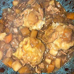 I used 400ml of water I also added one table spoon of  tomato purée and a few dashes of Worcester sauce and some dried thyme. Will definitely make again.