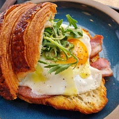 This is my go-to recipe for brunch ideas. This time I made the eggs sunny side up, and added ruccola for deco and taste!