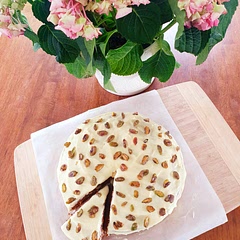 This was the best cake I've made so far! So soft and moist, it's got a very lovely texture. I made my own applesauce and also candied some pistachios for the top!