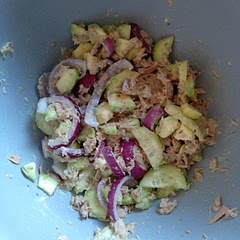 It's not too good-not too bad, fresh breakfast anyway. I made this in the morning and realized that I am meeting new coworkers later that day, so because of them I decided not to eat the red onion. At the end they didn't show up, nice walk though. 6/10*