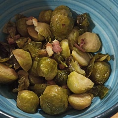I was looking for a recipe to use my brussel sprouts before they get bad but then I decided to just with the flow and create it on my own. And I was very happy with the result, and so is my sister :D Honey was a great choice 👌