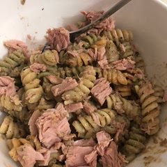 Super fast dinner! I tweaked it in method because I didn’t have time. 🤹‍♀️ I used leftover veggies, blender helped to make sauce and I added can of tuna chunks in water. Honestly, I didn’t expect aything from this meal but it was so yummy! 🍝