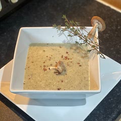 A simple and tasty soup. Produces a great taste. Lots of garlic and mixed mushrooms 🍄