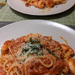 Super easy! I didn't have enough shrimps so I added some canned tuna. And also added some basil on the top. Tasted nice 😋