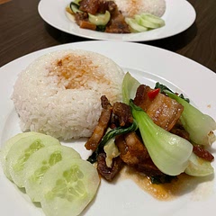 There is this Thai resto that I frequently go to and this is my fave dish there and I was so surprised how easy it is to make at home. Easy aside from the deep frying of the pork belly that is always a mess in the kitchen. I followed the recipe aside from the chinese broccoli! It's so hard to find so I settled with bok choy and as for the amount of red chili, I used 2 pcs since I like it spicy. Perfect for date night with the hubby. 🤍