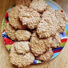 We made these cookies with my daughters and it was a big fun to do😋 
We decided to not think about the cookies shape and make them small and big as it was a creative process. 
I'm wondered how fast the cookies were ready. It took only 15 minutes for meal to be crispy and delicious. Next time, I'd try to reduce the oven time and cookies will be moister. 
Be ready to have a lot of leftovers and it would be a nice gift for friends🤩🎁🍪🍪🍪