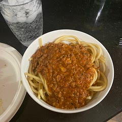 Tell me why this was the BEST spaghetti I ever made. The key is using Rao’s Marinara sauce and Bucatini pasta. Don’t sleep on this recipe😩