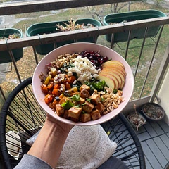 might add something sour next time to balance out the sweetnes, or a bit more vinegar to the dressing. would work with pretty much any vegetables / greens. used tofu instead of tempeh.