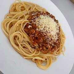 über yummy! classic go-to! didnt add rosemary not just because I don't have it in my pantry but I honestly don't like it in my pasta. Only herbs I used are dried oregano and basil and on top my favorite english cheddar! Definitely had some leftover for tomorrow. Maybe with Penne this time. 🍝🍝