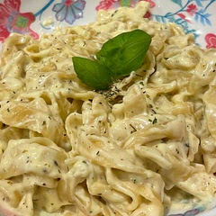 i didn’t have parsley but for me it didn’t need it. by far the creamiest and best alfredo!! i love it