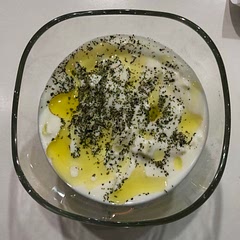 I love flavours in this salad and the fact that’s very easy to make. I usually eat this salad as dinner but it can be side dish, it pairs great with meat dishes. I usually double extra virgin olive oil because I like how it tastes in this salad and I love to add some dill when I have it around. It gives grassy undertone which combines perfect with other flavours. 🥗