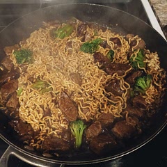 Absolutely delicious! I won't lie to you, 3 people cleaned the dish of this 5 serving meal 😯