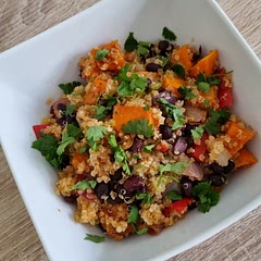 Really good, definitely a new lunch meal prep favourite. Two things:
- recipe says for 6 person, but that might be as a side because as lunch I only got 3 lunch out of it.
- I bake the peppers with the sweet potato and onion