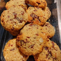 I used coconut yoghurt instead of coconut oil to make it oil-free and it worked very well! Also, I used 1 and 1/2 cup of almond flour + 1/2 cup of rolled oats.