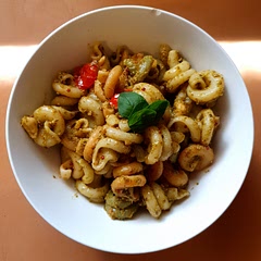delicious! I skipped on the arugula and used wheat, tomato, and spinach pasta. it turned out very flavourful