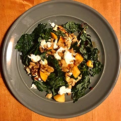 I still have so many persimmons so I put them in a random salad and it was a great success 👩🏻‍🍳