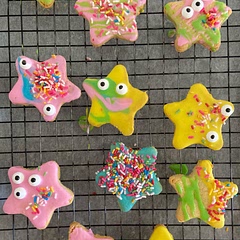 Perfect recipe for entertaining a 4 year old without having too many sugar cookie leftovers.