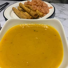 First time using my Instant Pot and was so easy to follow up and just press buttons. Never had carrot + apple combo before and they actually pair deliciously 🥰 left most spices out (just s&p), no heavy cream and doubled the amount of onion and of course garlic. This made a lot, so happy to see I will have soup for days! We ate it with beef flautitas and red cumin rice 👍🏻