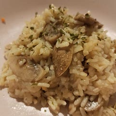 Easy recipe for mushroom rice. I skipped white wine.