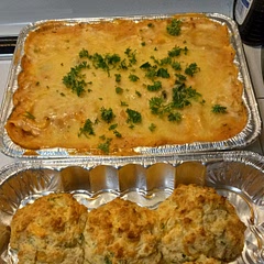 I used Lobster ravioli from Costco😋

I also paired it with Red Lobster biscuits