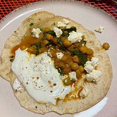 loooved this curry recipe, served with homemade naan made by @kalu and yoghurt