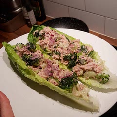 Would recommend using the amount that is stated for 4 servings for everything except the tuna, 1 can of tuna (120g) is enough (would also add a bit more mayo). That's the amount that I used to make the two portions in the pic.