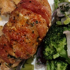 I stuffed the chicken breast with onion and  peppers. It can be made with chorizo or jam and cheese. It's really easy.