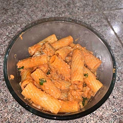 Tastes amazing the chili flakes really took over the pasta.