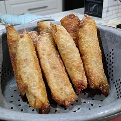 So delicious and super easy to make.  We used sweet Thai chili sauce and soy sauce for dipping.  I made them then put them into the freezer until I was ready to fry them up.