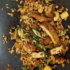 Subbed, soy sauce for coconut aminos and added spinach. Used Honey-Soy flavoured Tofu. Quick, simple and tasted great. 😋