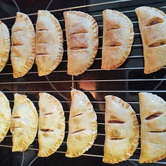 It was really easy and they taste wonderful.
I used refrigerator pie dough and half of them I sprinkled a little bit of cinnamon and sugar over the tops before putting into the air fryer.