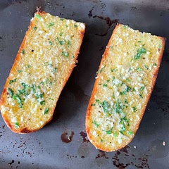 garlic bread what’s better than this. love making extra butter to just have in my fridge and just throwing it on any old shite. luv garlic. x