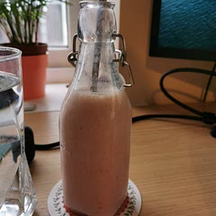 Used 7 strawberries and 2 bananas for 2 servings, plenty of strawberry sweetness to go round. I also added some honey and fibre