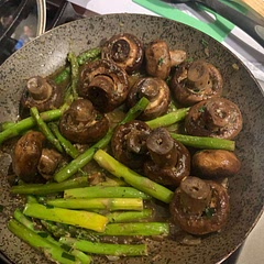 They turned out a bit more “moist” than I intended to, probably adding beer to deglaze didn’t help 😅 I added some asparagus for a crunch