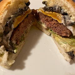 So this is one of my easy, healthy, home made beyond burger. It’s bursting with flavour, proteins, mushrooms and overall deliciousness.
So simple, so quick and mouthwatering good 😊