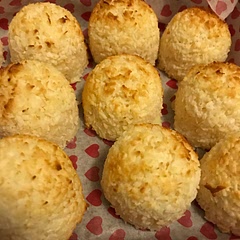I ate the first batch all by myself 😂
Added for some,  a ball of chocolate  inside- yummers. Even Maltesers worked. Kids enjoyed hunting for the hidden chocolate ones