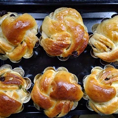 Need to improve on shaping the buns, but was relatively an easy bread to make. Added some pumpkin and sunflower seeds to some of them as requested by the family.