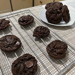 Super Chewy! 🍪
I dont have vegan white choco chips so this was turned into Double Choco Chips Cookies for me. I also don't have corn flour so I used cornstarch instead. Making this my go-to! 👩🏽‍🍳