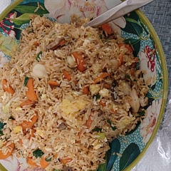 I substituted cashews with shrimp. This was a tasty recipe. I also used mushrooms and fried eggs. 😋 The pineapple 🍍 made the rice taste tropical!