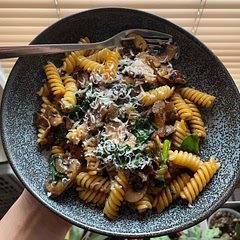 Def not the most inspiring pasta dish ever, but good for a workday. Made mushrooms with a bit of soy sauce and skipped the cream.