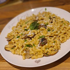 Lovely meal that was super easy to make, handy if you get home late and don't have much time. Added a few birds eye chillies🔥and used up some macaroni 😋