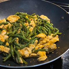 Nom nom nom. Missing that food court Asian cuisine? This is just like that… but fresher, cleaner, cheaper and healthier. Very easy, especially if you have a wok pan. Had a really nice kick of heat. 5/5 stars.