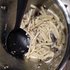 Ak sú nudle za 3 minúty, tak Cook time hribikov predĺžiť, neboli úplne urobené... Polovičná dávka je na 200g, 2.5 porcie.