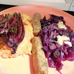 Red cabbage (to the right) was done to perfection. I added one tablespoon less vinegar and one tablespoon less sugar, and added a sprinkle of sultanas. I could eat this on its own, so nice!