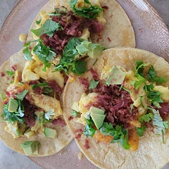 The touch of cilantro gives a delicious flavor.
I tried corn and casava tortilla. I prefer corn tortilla.
