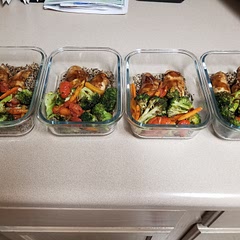 Serving size 4
Carbs 48g, Fat 11g, Protein 41g per serving
I used 5oz of chicken per serving and served over 1 serving of quinoa