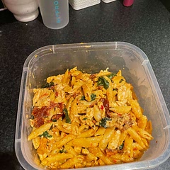 Makes plenty! I made my chicken stock a little stronger and a dash of chilli 🌶 but really yummy!