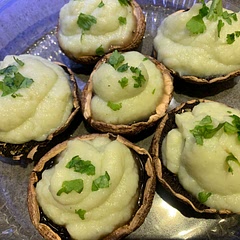 Fancy & tastes amazing.
Note! Either bake or steam the garlic clove before blending. If you use a large raw clove the cauliflower sauce will be too spicy.