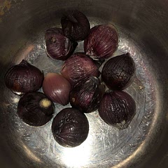 I roasted the onions in the oven with the skin on, added some chilli heat and some earthiness from the beets. A winter warmer, probably won’t make it again but it was pretty tasty. Had surplus red onions.