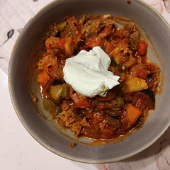 Hatte noch Wirsing übrig und mitgekocht. Passt sehr gut dazu.